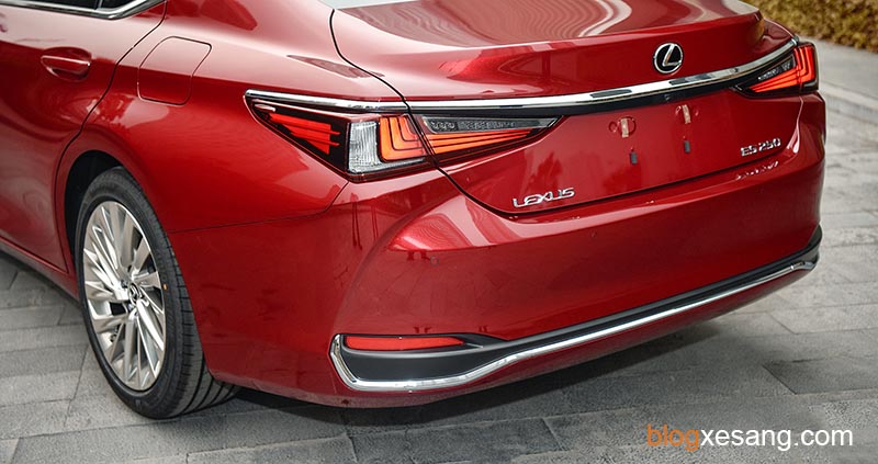 gia-xe-lexus-es-250-danh-gia-xe-lexus-es-250-8