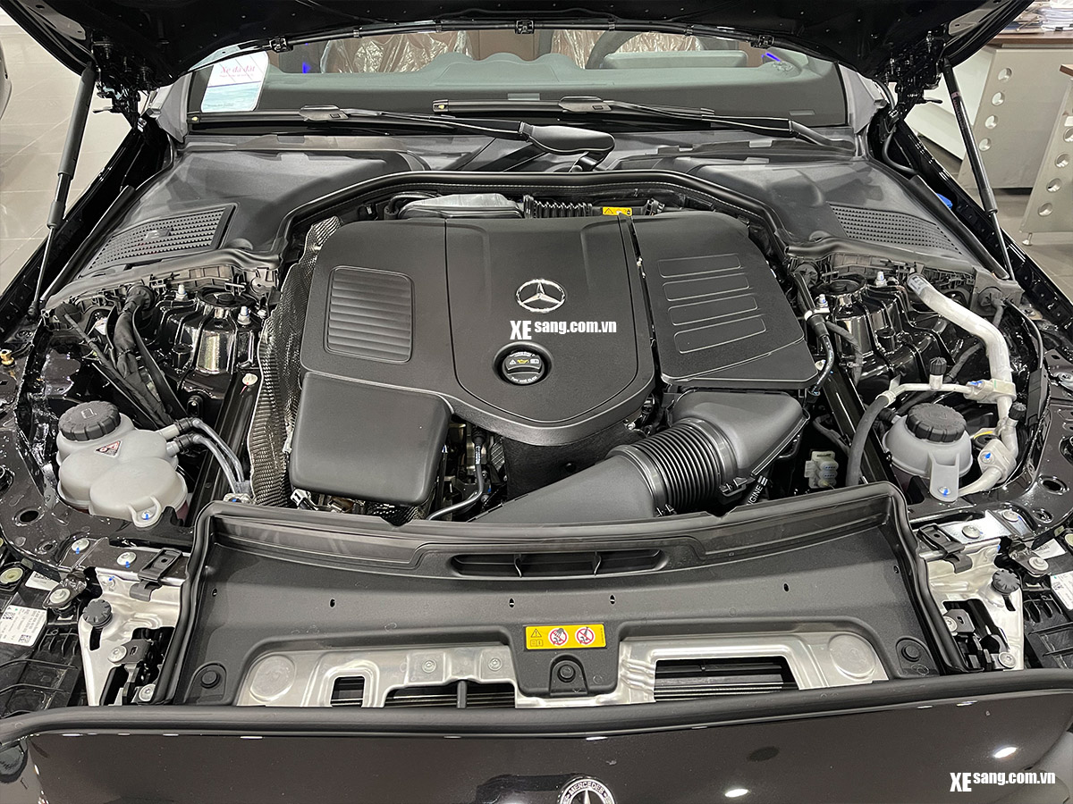 Khoang động cơ xe Mercedes C200 Avantgarde