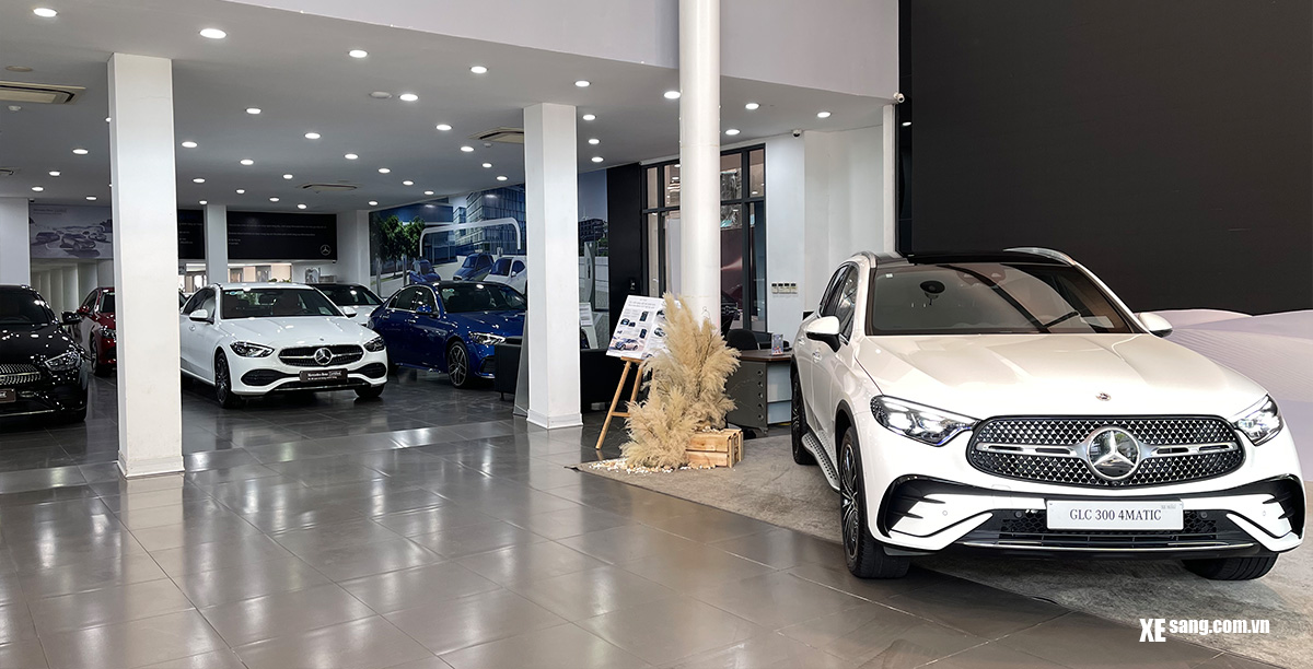 Khu vực trưng bày xe Mercedes đã qua sử dụng chính hãng tại Mercedes Haxaco Hà Nội